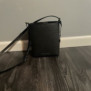 EUC Michael Kors crossbody